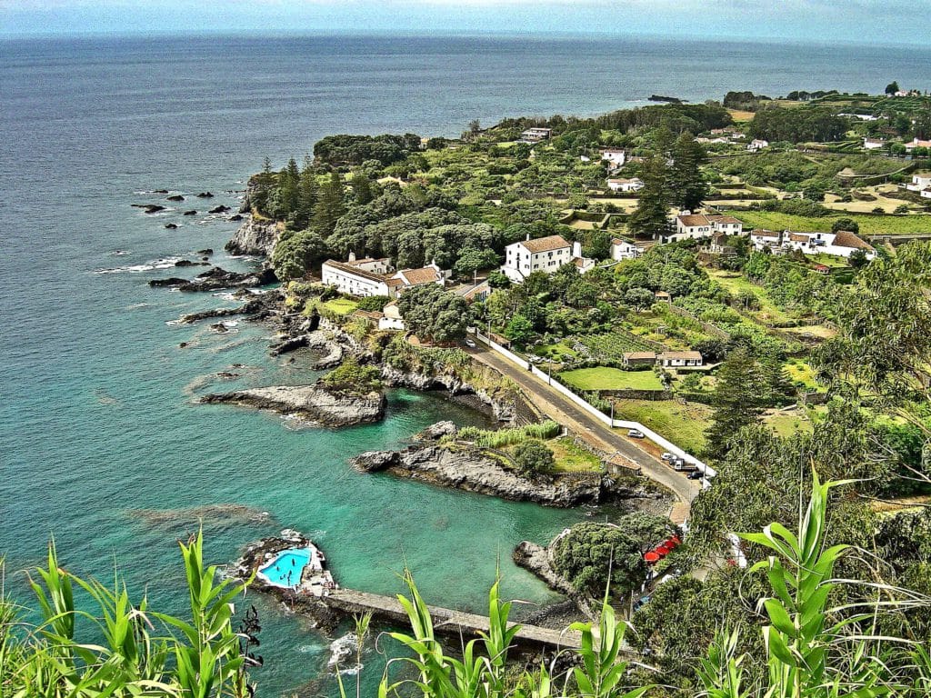 Piscina natural de Caloura