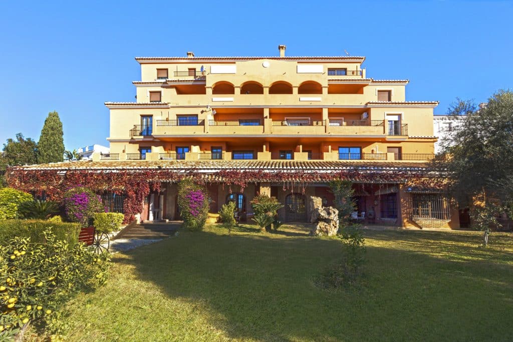 Casas con jardín: Casa Flores