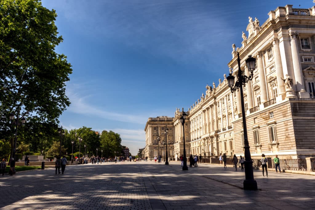 Calle Bailen y Palacio Real de Madrid.