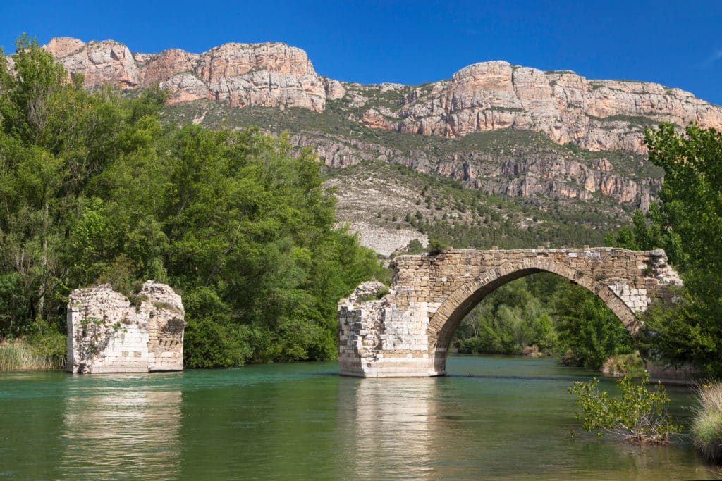 Zona de baño río Camarasa y puente de Camarasa. Por Santi Rordriguez. 