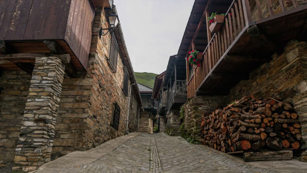 Una calle de Peñalba de Santiago, El Bierzo, España