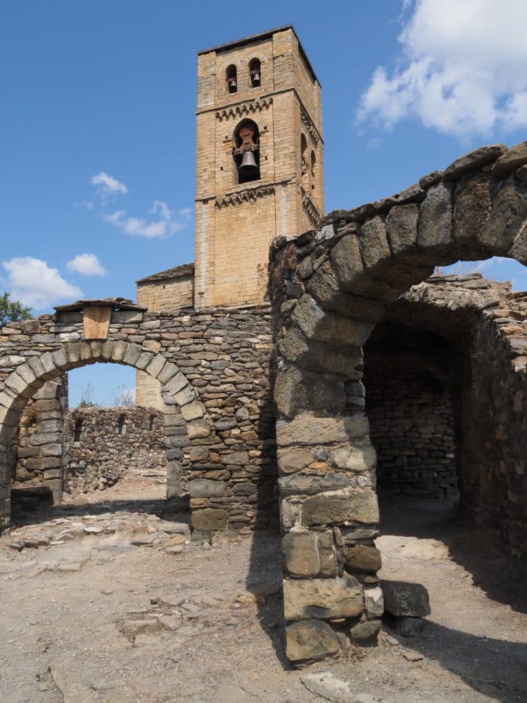 Iglesia románica en Montañana