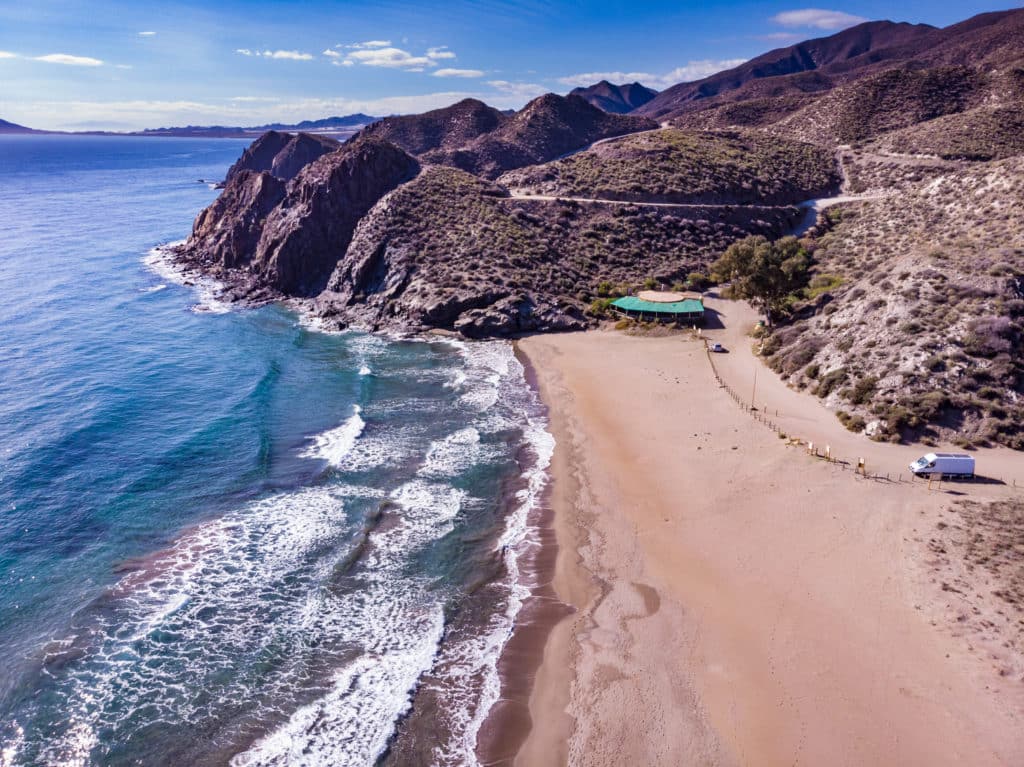 Vista aérea de la pequeña cala de Calnegre. Por Voyagerix.