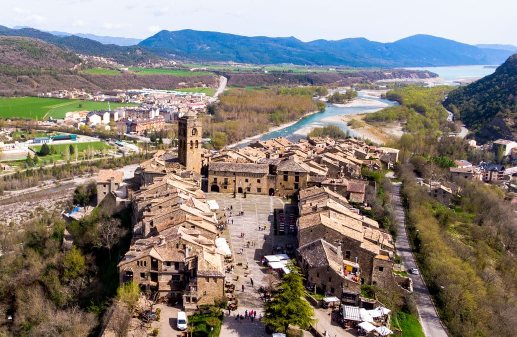 Pueblos con monumentos históricos: Aínsa sostenible