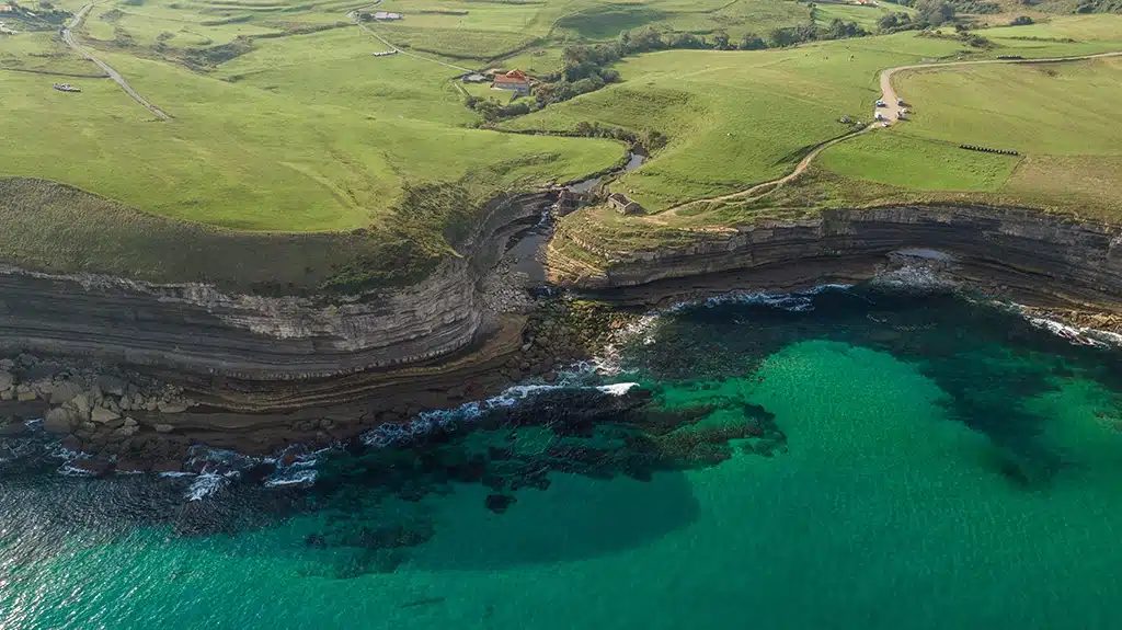 Acantilado de El Bolao entre Santillana del Mar y Comillas en Cantabria