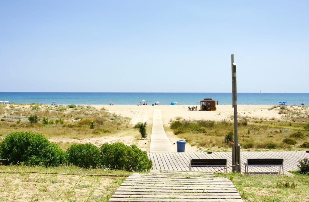 Playa de Castelldefels, una de las playas cerca de Barcelona