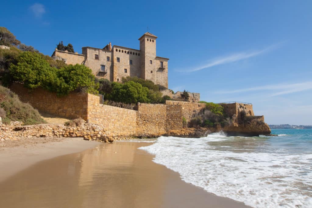 Playa de Cala Jovera con vistas al Castell de Tamarit. Por Santi Rodríguez