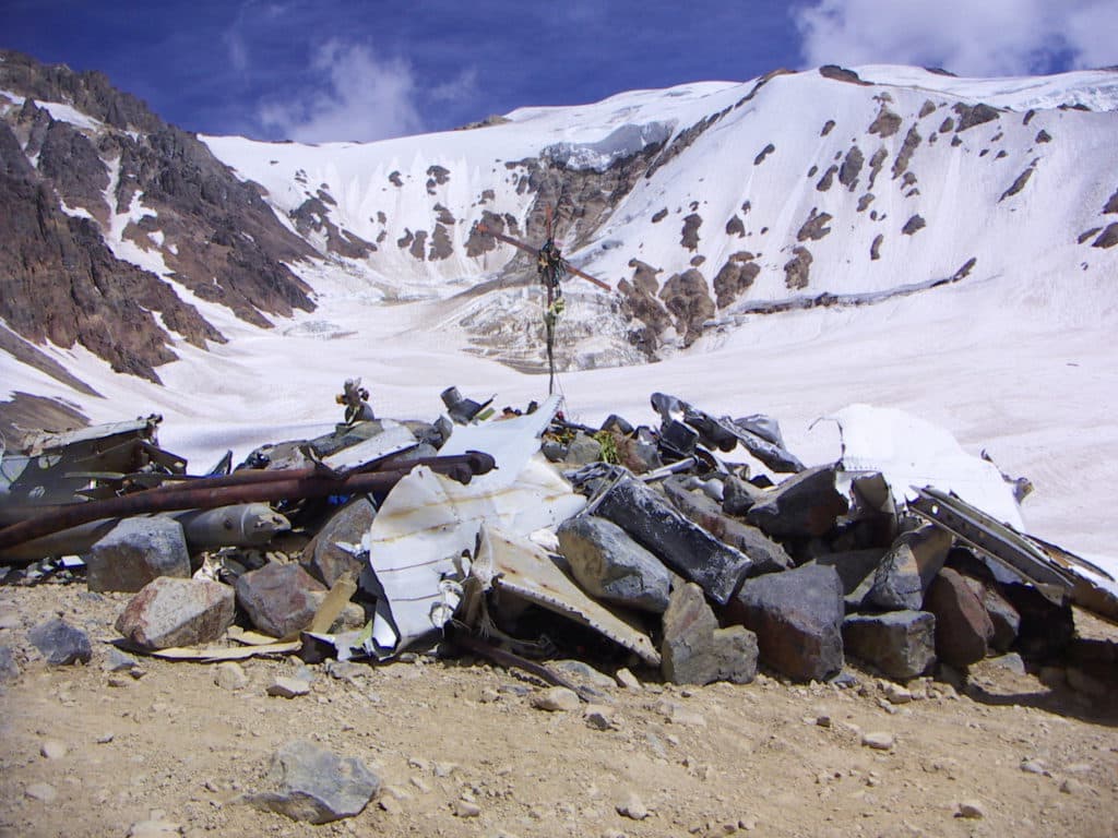 Vista del pico al oeste que treparon Parrado, Canessa y Vizintín. El monumento en el lugar del accidente en primer plano fue creado después del rescate de los sobrevivientes.