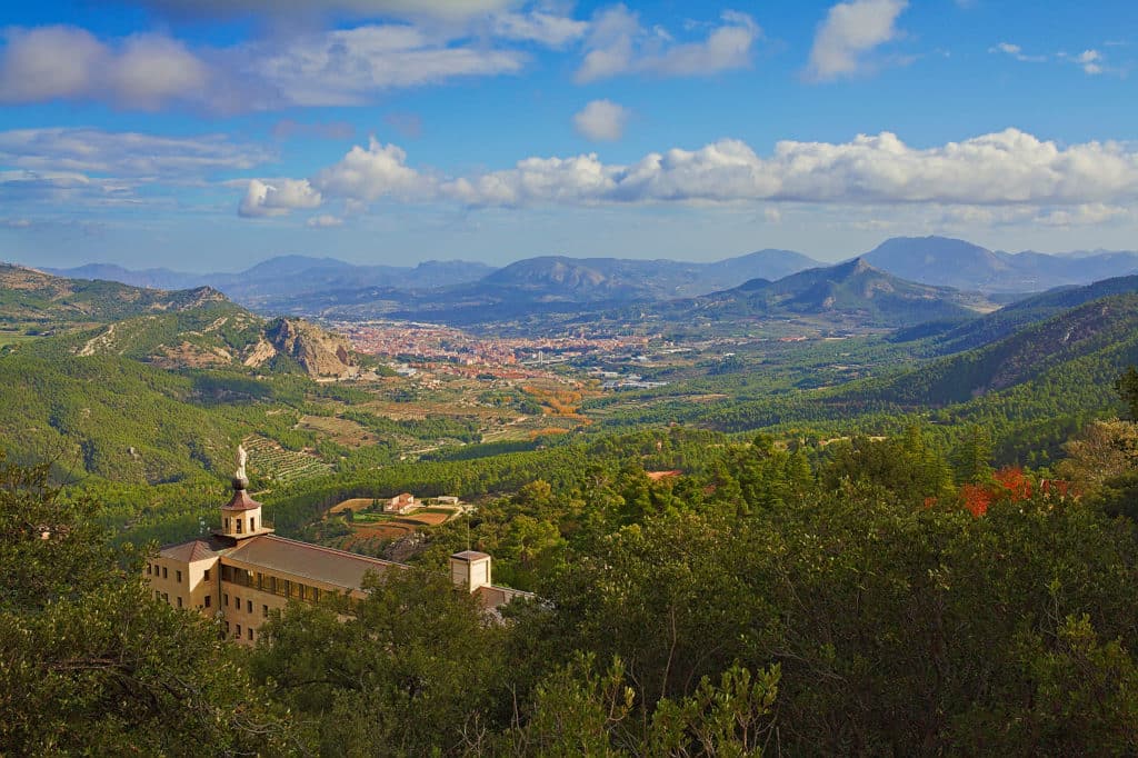 El Menejador con vistas al santuario de la Fuente Roja