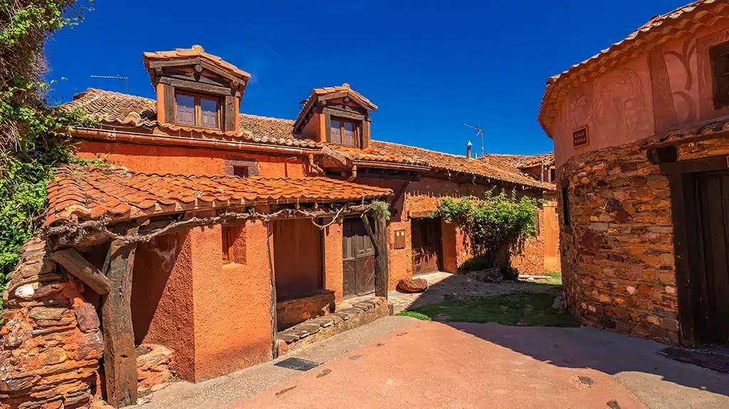 Madriguera, Segovia, pueblo rojo