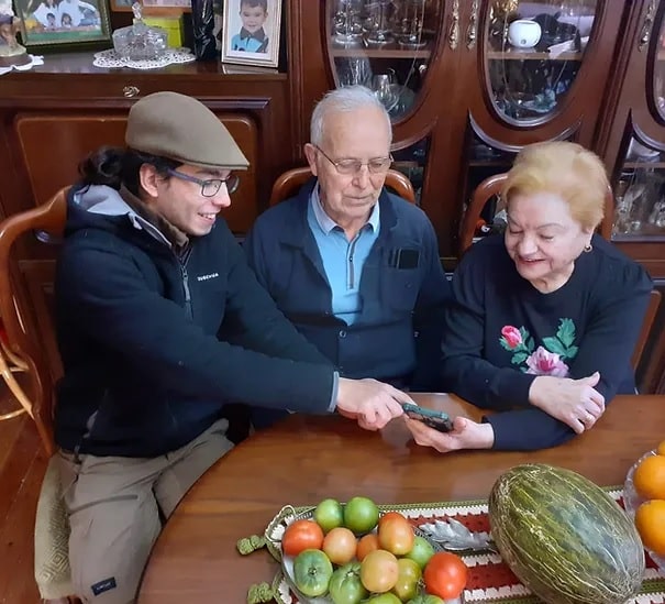 Martín enseñando a usar el móvil cuando decidió vivir en un pueblo