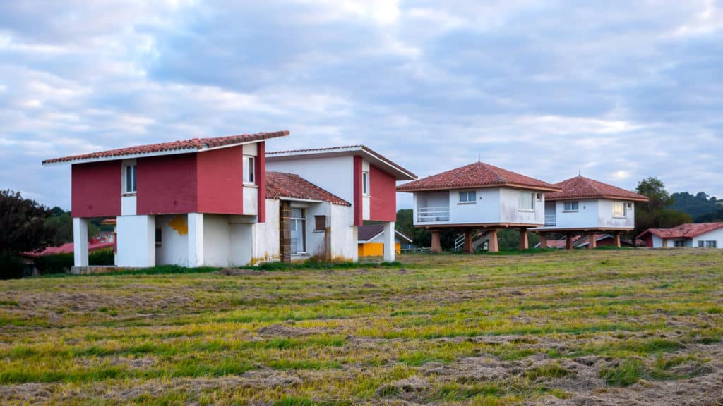 La ciudad de vacaciones abandonada de Perlora