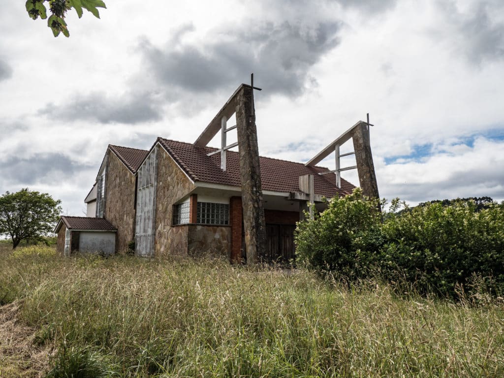 Iglesia abandonada de Perlora