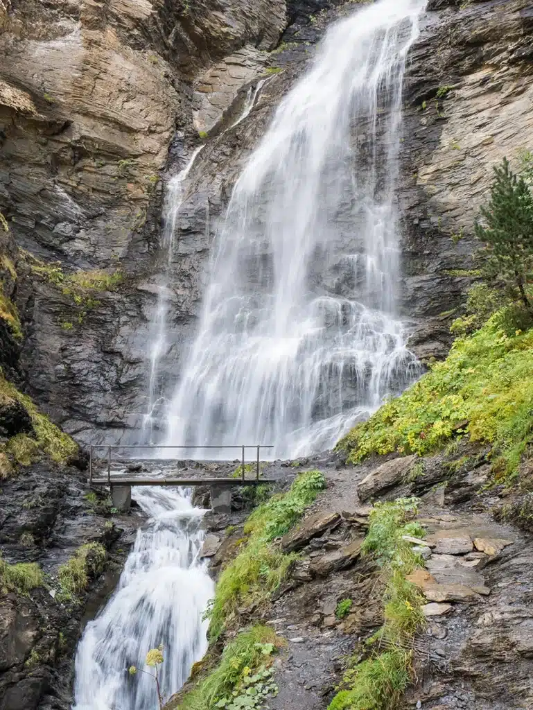 Cascada de Ardonés, en la Ruta de Las Tres Cascadas de Cerler, en el Pirineo aragonés.