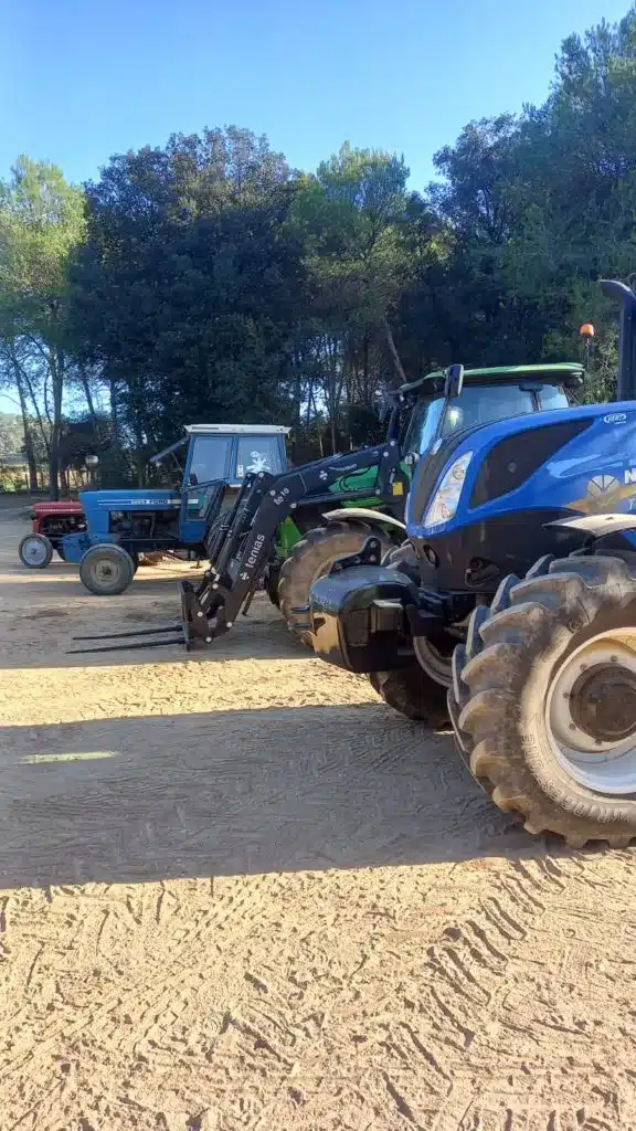 Tractores en la masía de Can Bonet