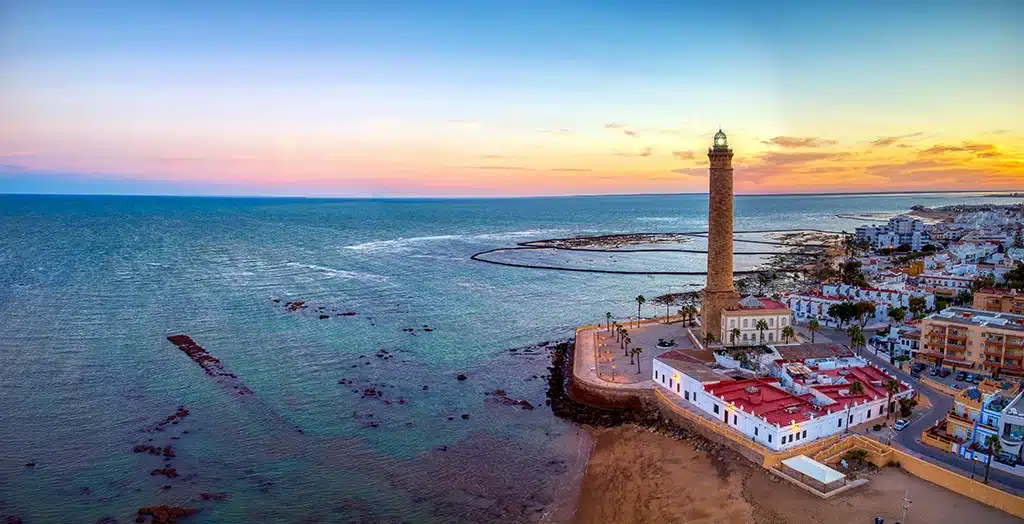 Vista aérea de la playa y el faro de Chipiona