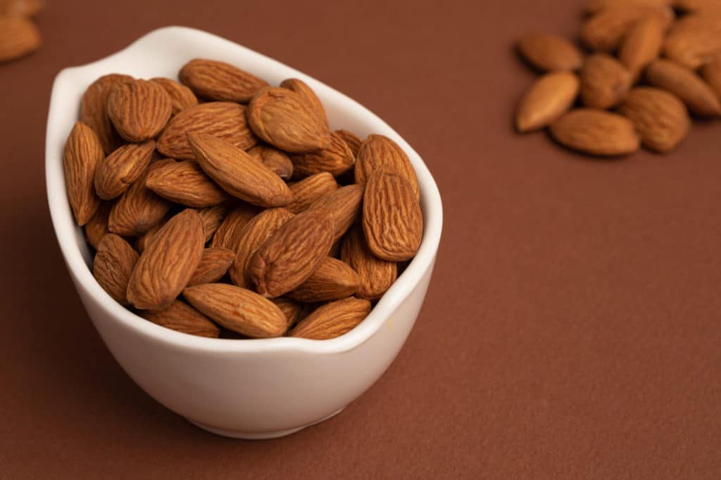 Almendras en bol blanco primer plano