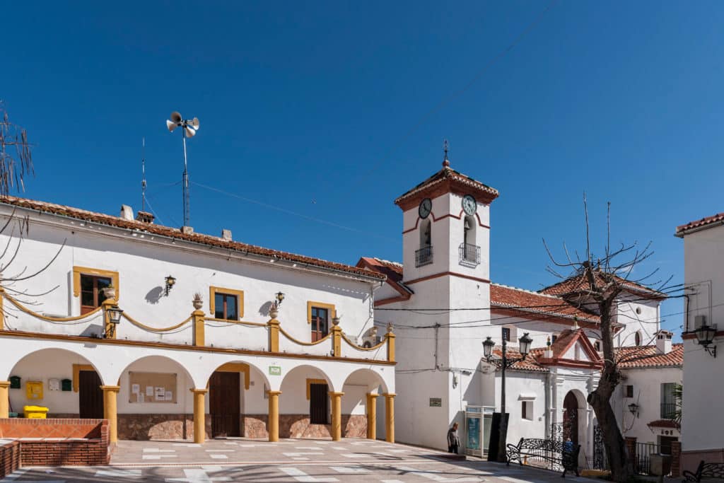 Benaladid , plaza de la iglesia