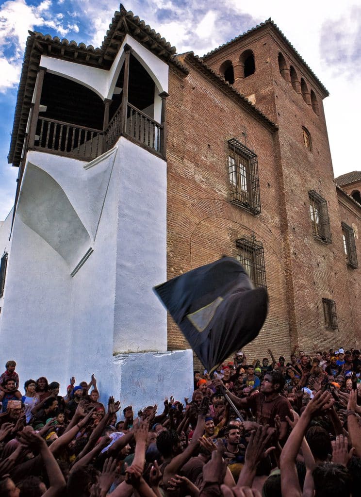 El Cascamorras junto al palacio de Peñaflor de Guadix.