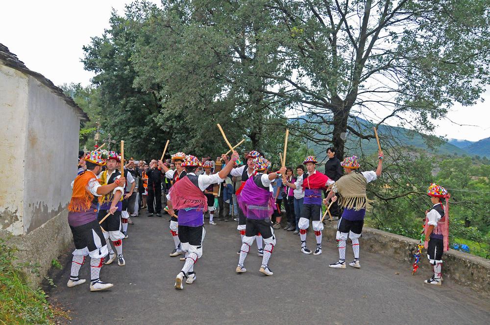 Dance de la romería de Santa Osoria en Yebra de Basa.