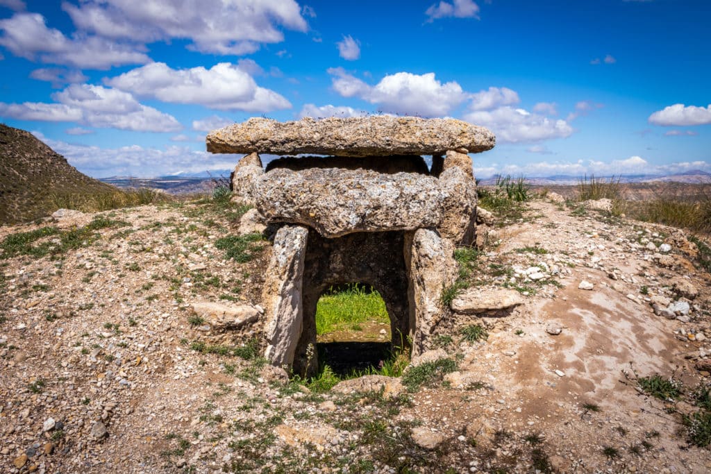 Dolmen en Gorafe, Granada, España. Día soleado, cielo azul.