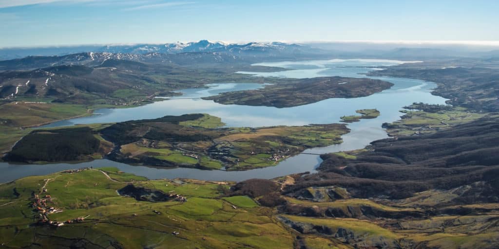 Panorámica aérea del pantano del Ebro en la localidad de Reinosa