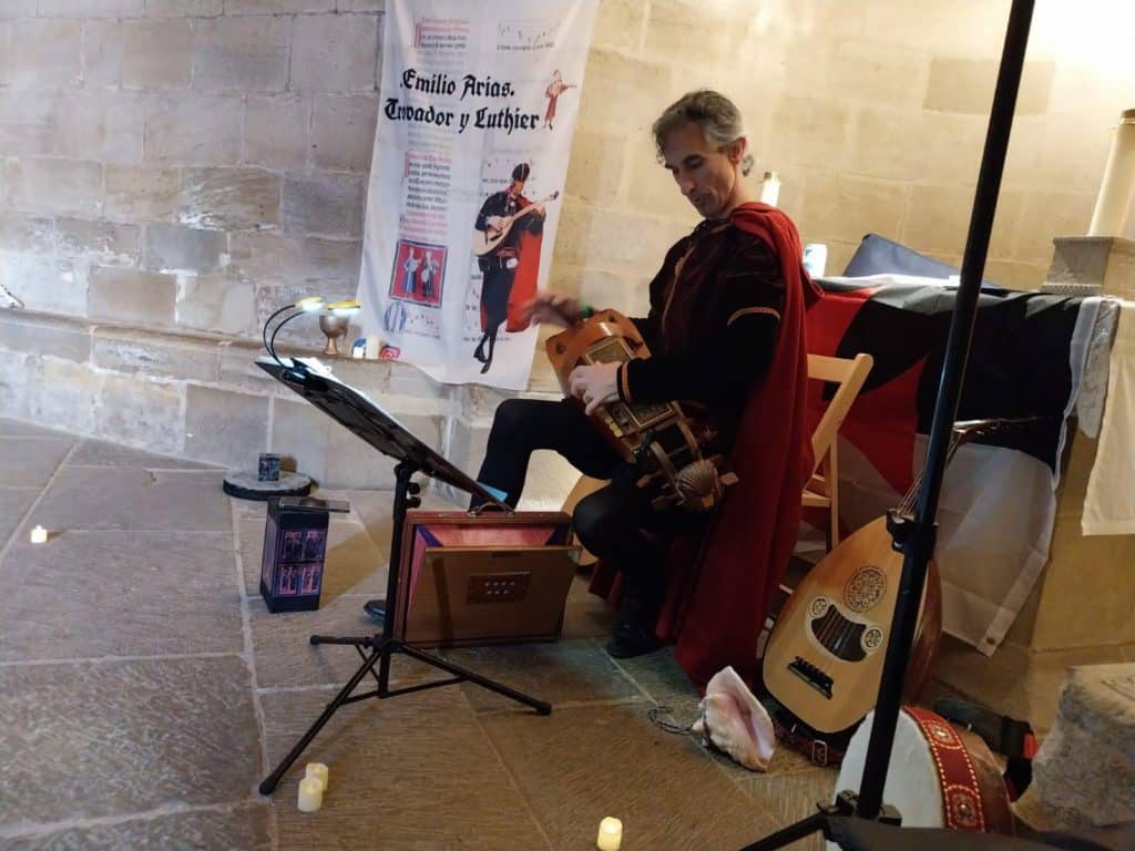 Emilio Arias, trovador y luthier, preparándose. Foto cedida.