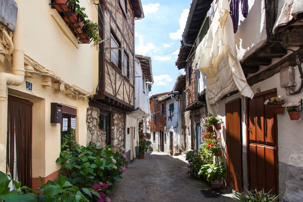 Calle típica de Hervás, Cáceres. Destinos según tu signo del Zodíaco