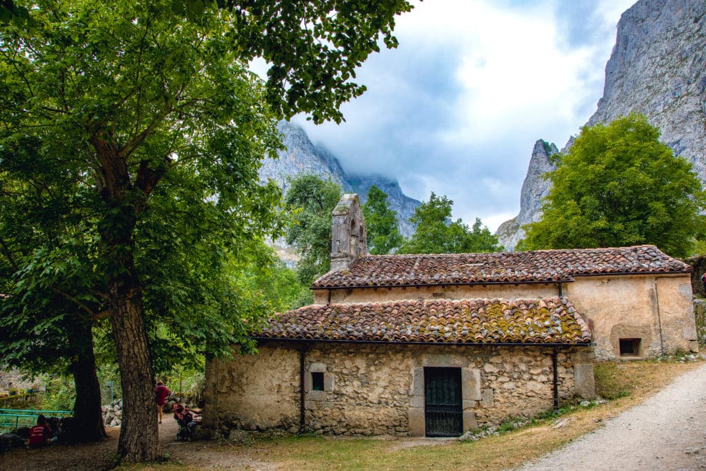 Iglesia del Pueblo de Bulnes, Asturias, España