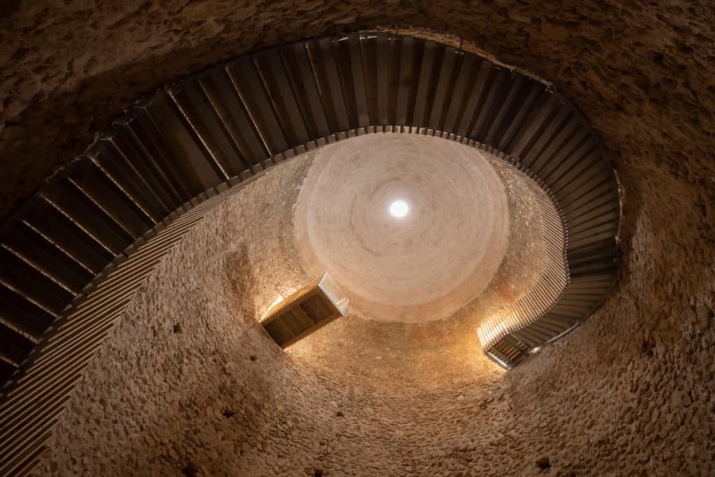 Interior de una nevera en sierra Espuña, utilizada para el comercio del hielo en España