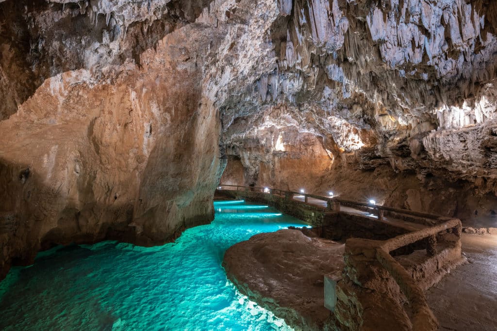 Lago interior en la cueva de Valporquero