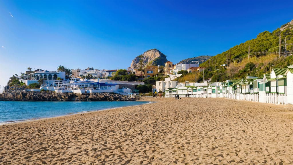 Playa Les casetes del Garraf, una de las playas cerca de Barcelona más populares