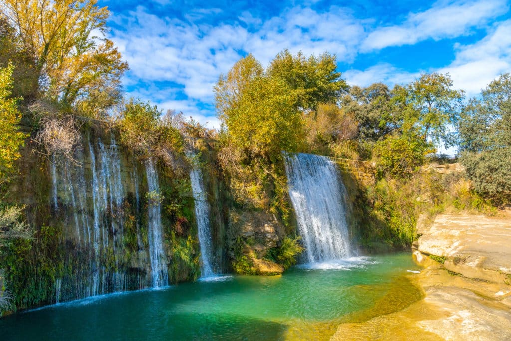 Cascada y piscina de agua natural en Pozan de Vero, Huesca.