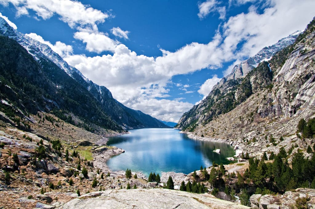 Presa dels Cavallers (Caballeros) Boi Taüll. Paisaje alpino y lagos del Pirineo.