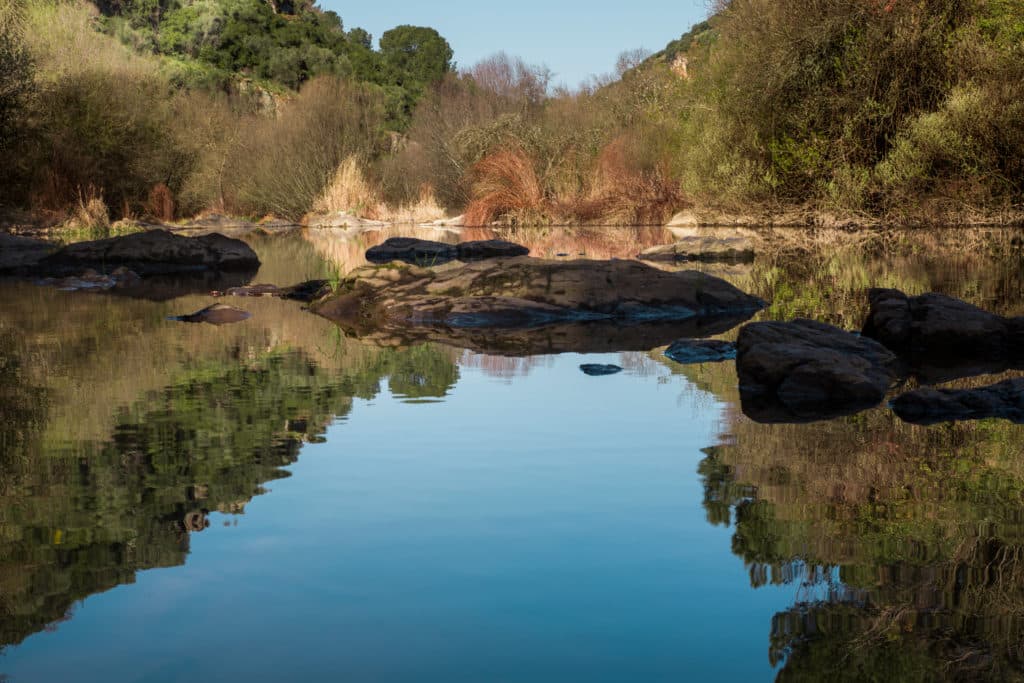 Río natural en el bosque naturaleza maravillosa, baños de popea Córdoba España