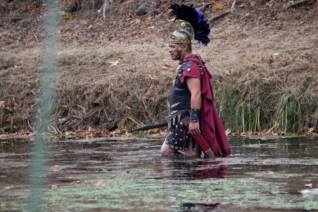 Romano cruzando el río Limia