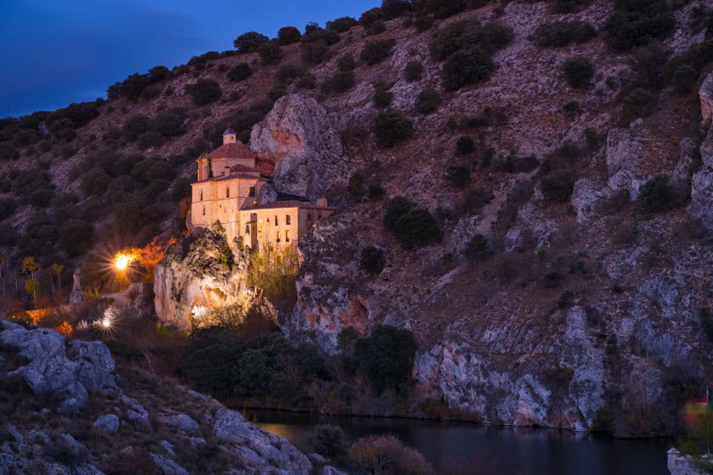 San Saturio de noche