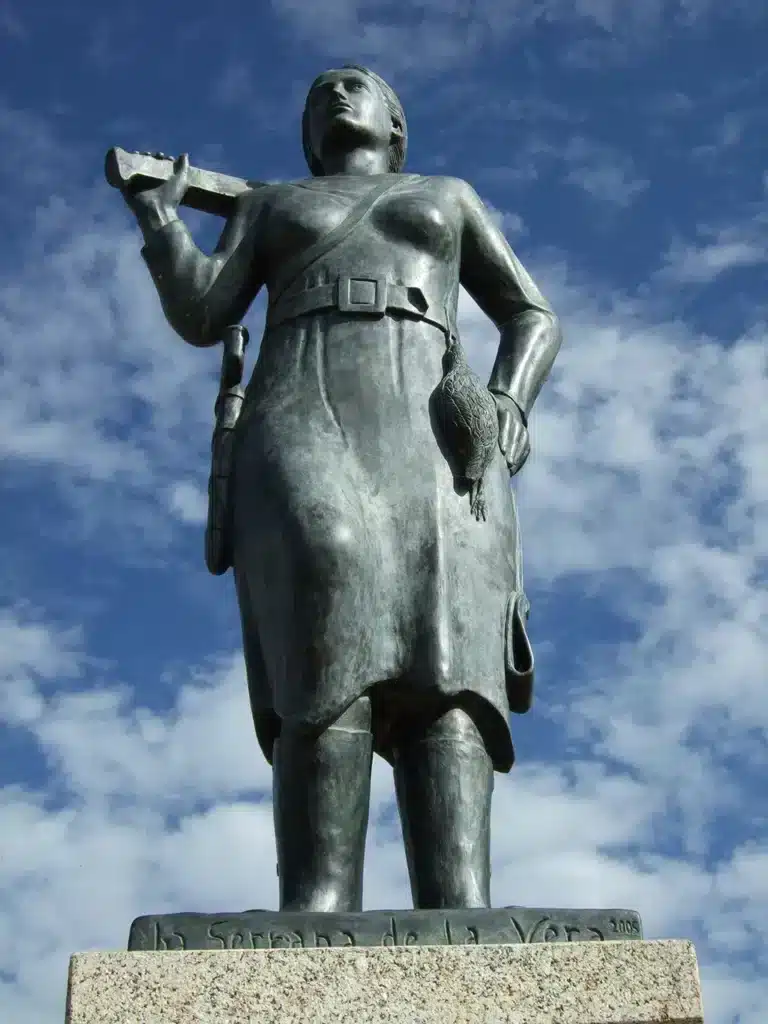 Monumento a la serrana de la Vera en Garganta la Olla (Cáceres). Por Jörn Wendland