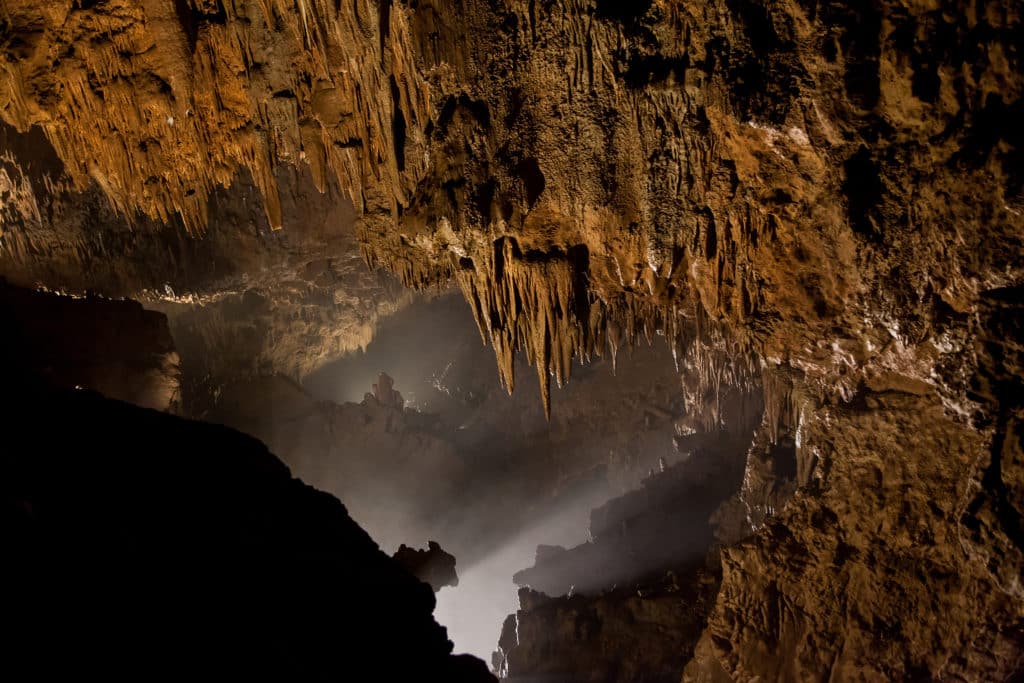 Interior cueva de Valporquero.
