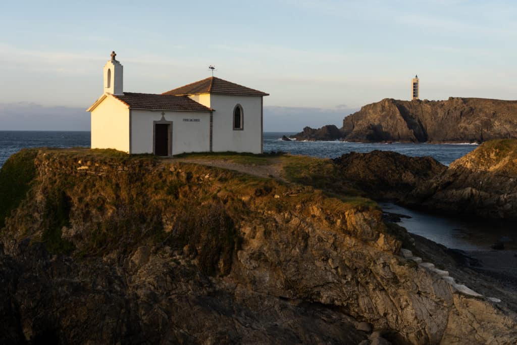 Ermita de la Virxe do Porto y faro de Punta Frouxeira al fondo