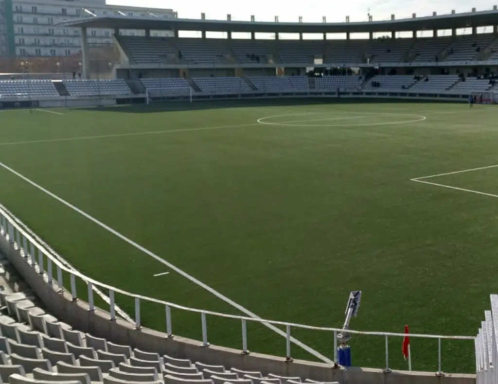 Campo de fútbol municipal de L'Hospitalet, con la grada principal en una de las esquinas.