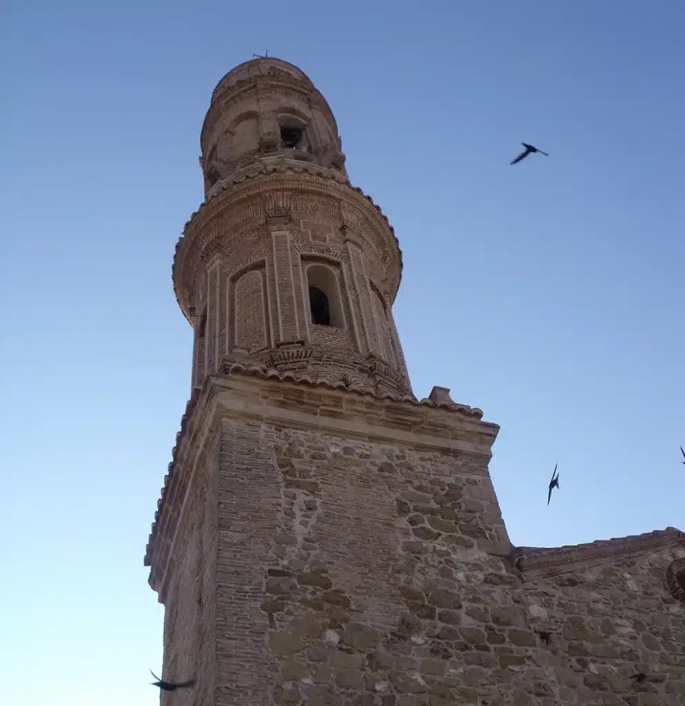 La torre de la iglesia de Ariño (Teruel), una de las torres inclinadas de España. 