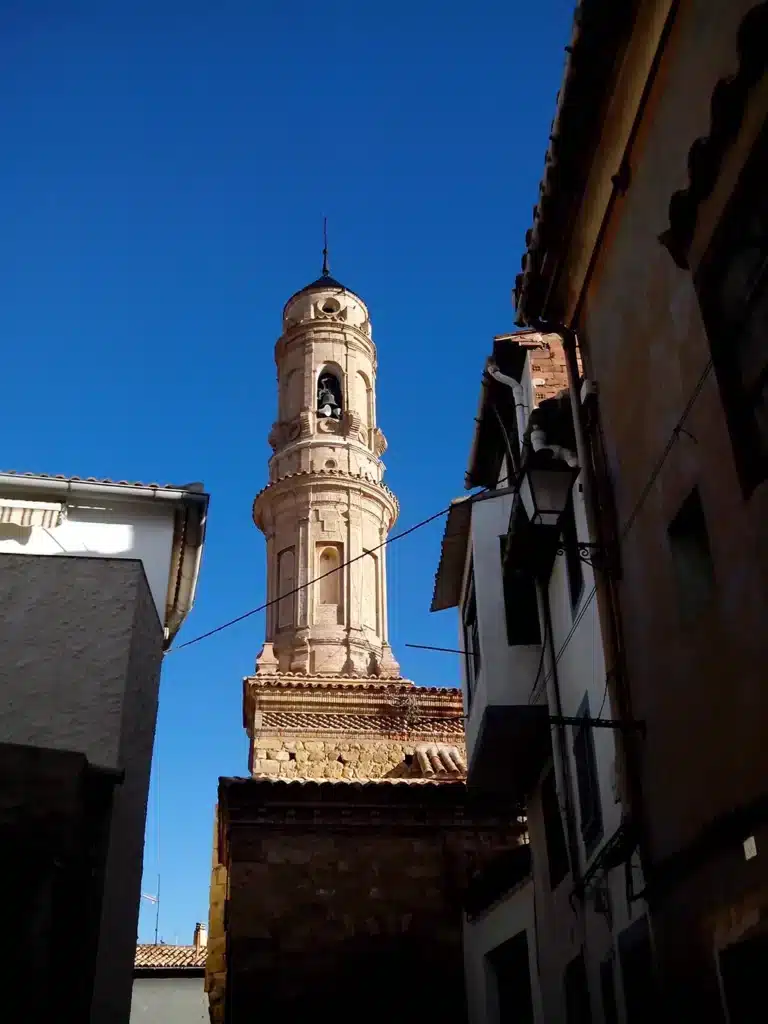 La torre de la iglesia de Ariño (Teruel), una de las torres inclinadas de España.