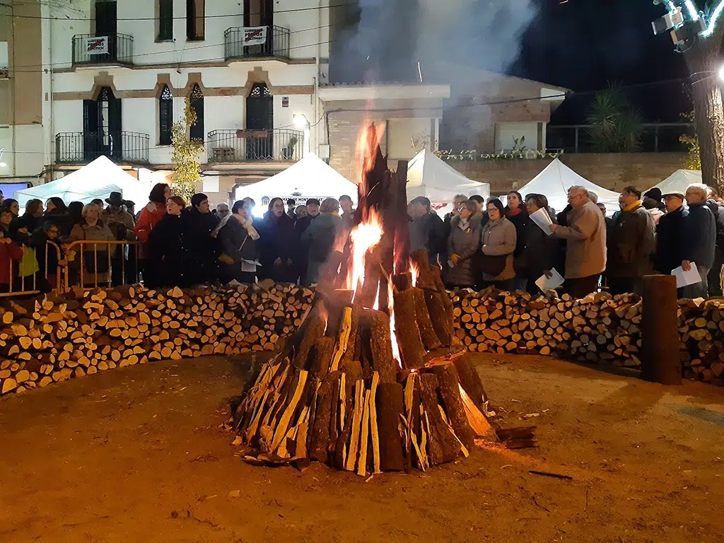 Una gran hoguera preside la Fira de Nadal de Cardedeu (Barcelona).