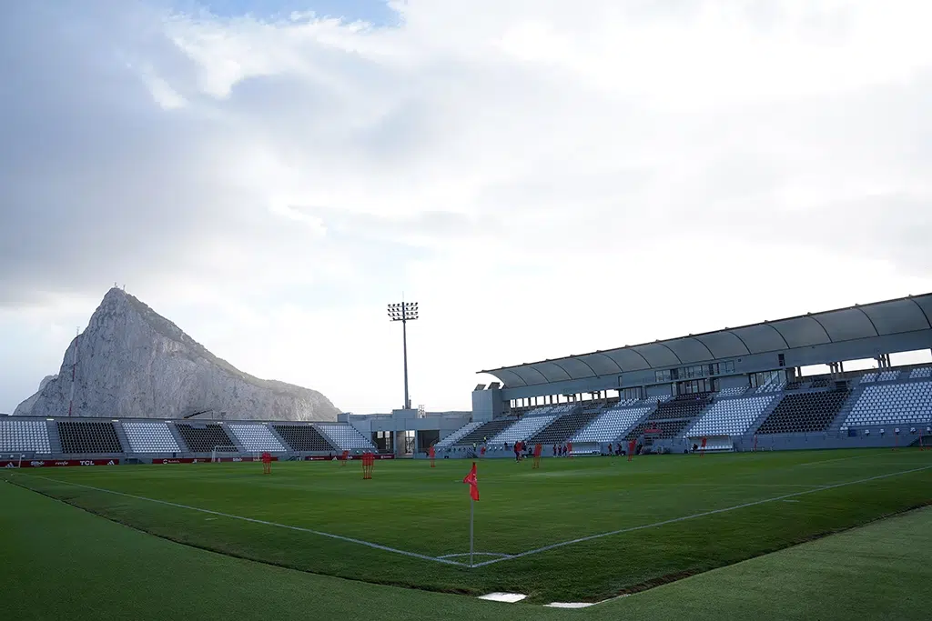 Estadio Ciudad de La Línea, con el peón de Gibraltar de fondo.