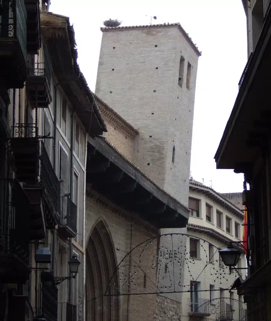 La torre de la iglesia de San pedro de los Francos de Calatayud (Zaragoza), una de las torres inclinadas de España.