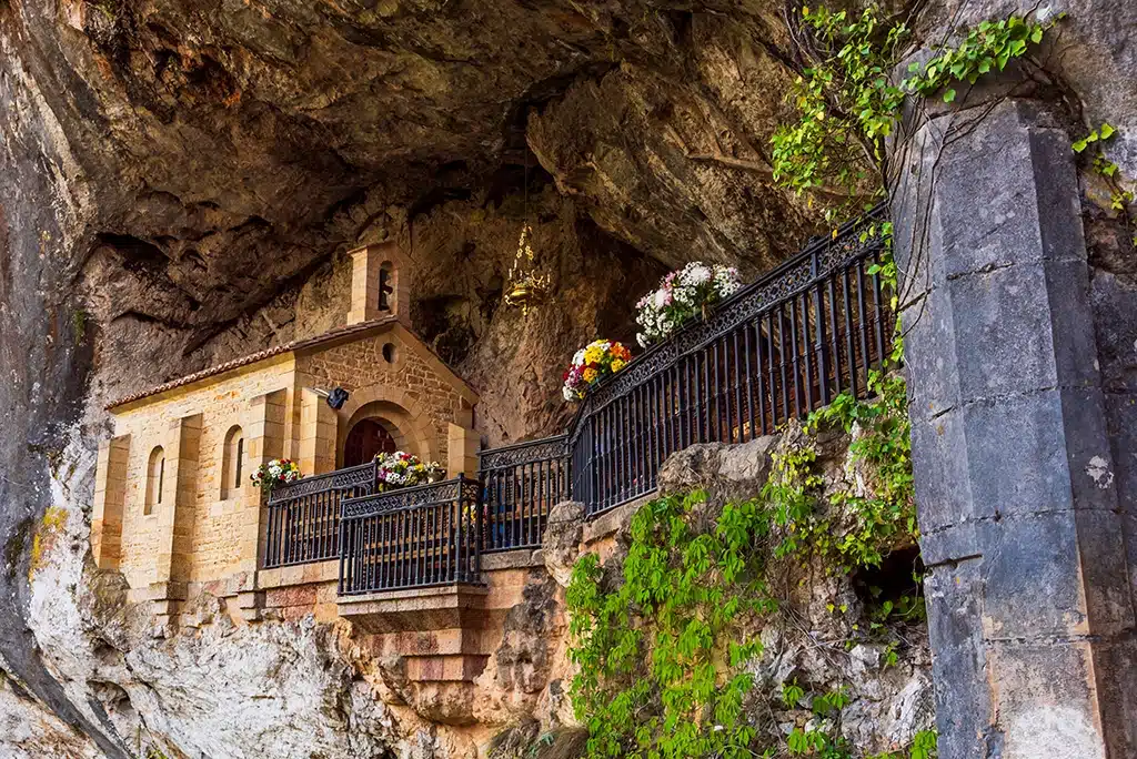 La cueva de la virgen de Covadonga (Asturias). Por M. Perfectti.