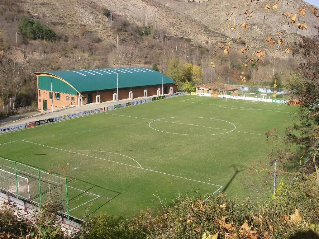 Campo de fútbol de Isla, en Anguiano (La Rioja).