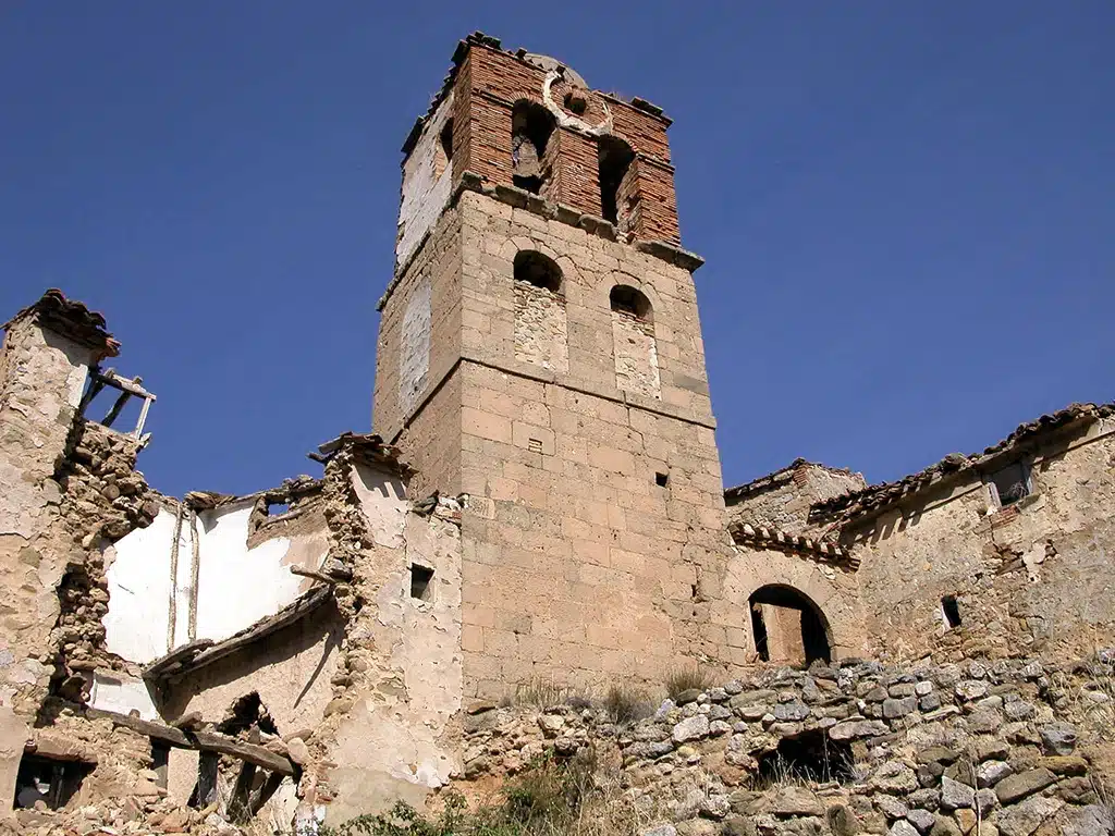 Ruinas de la iglesia parroquial de Turruncún (La Rioja). Por Pigmentoazul