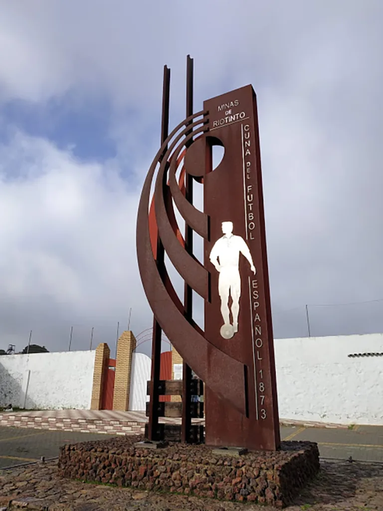 Monumento 'Cuna del fútbol español', a las puertas del esadio del mismo nombre, en Minas de Riotinto (Huelva).